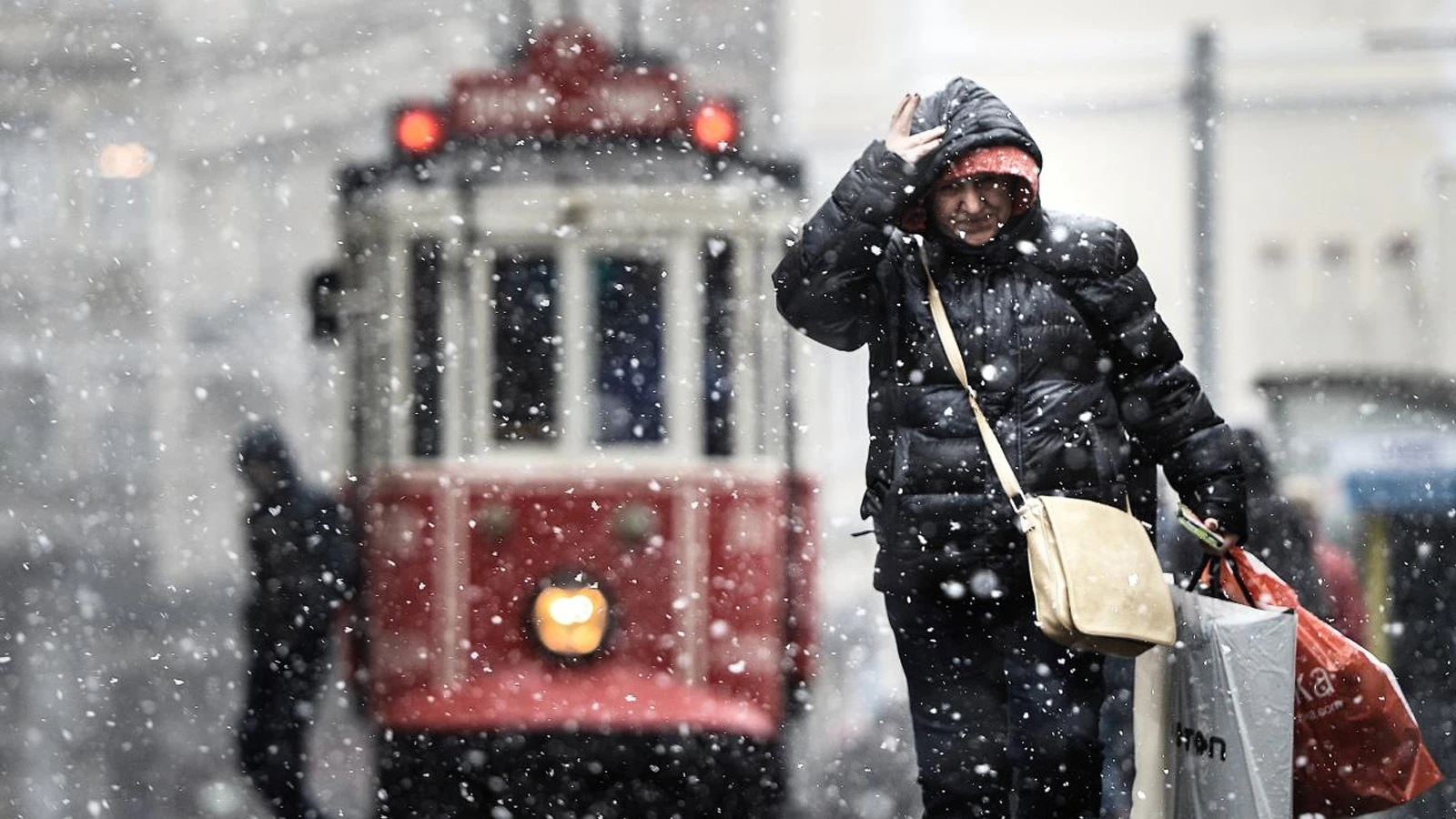 İstanbul'da kar sürprizi! Kar yağışının başlayacağı tarih belli oldu