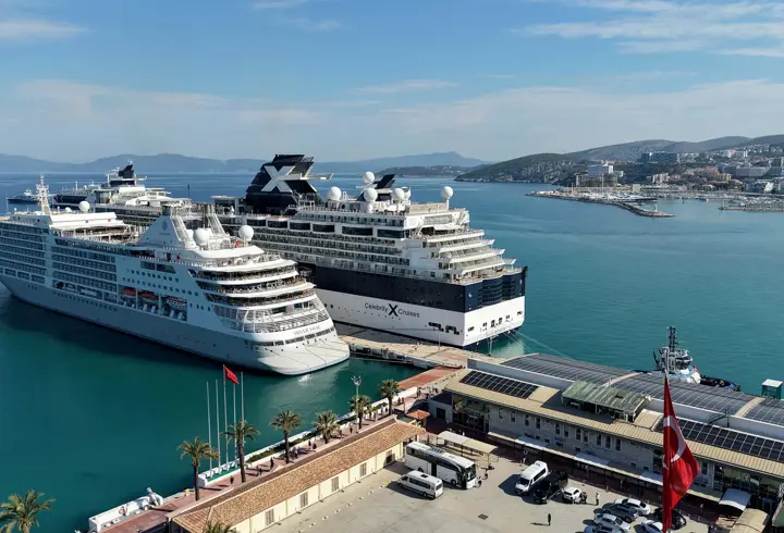 Kuşadası'na 2 kruvaziyerle denizden 2 bin 723 turist geldi