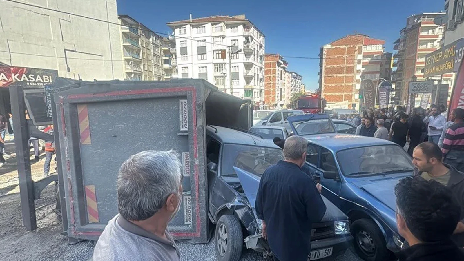 Malatya'da freni arızalanan kamyon 15 araca çarptı: Yaralılar var