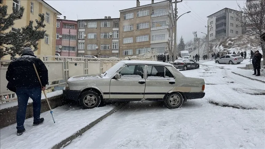 Gümüşhane'de araçların buzlu yolda kayması kameraya yansıdı