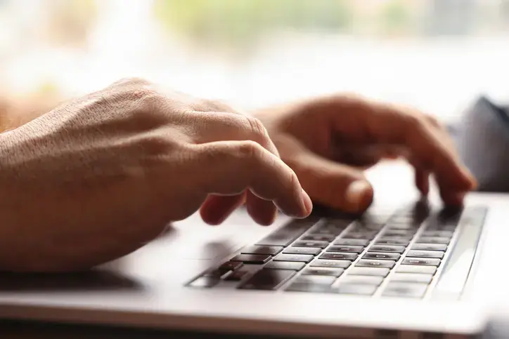 Yatağın Veya Koltuğun Üstünde Kullananlar Dikkat! Laptop Hava Kanallarını Tıkamanın Ağır Bedeli