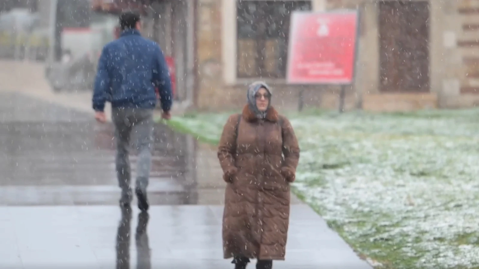 Kara kış geri döndü... İstanbul'da kar yağışı başladı