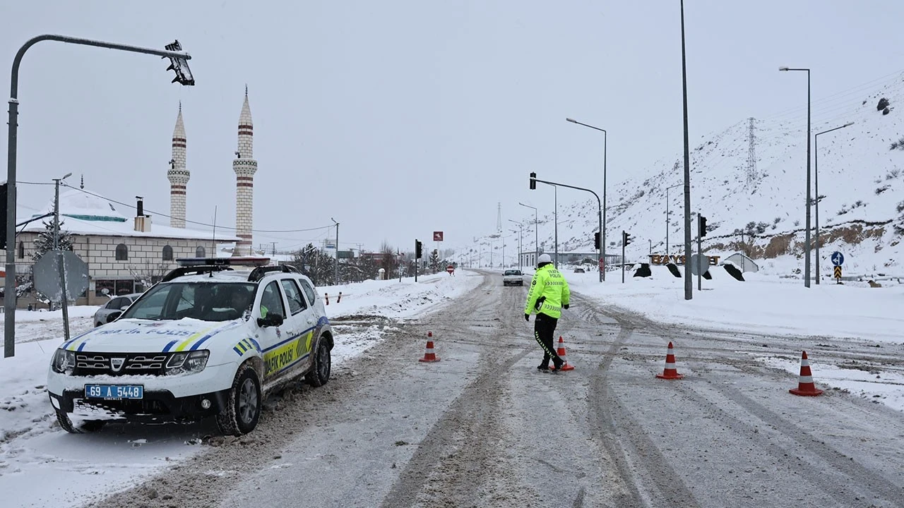 Bayburt-Erzurum kara yolu çığ nedeniyle ulaşıma kapandı