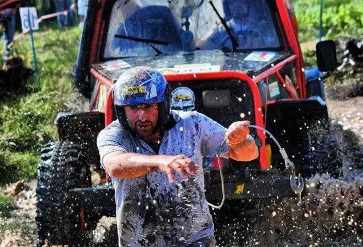 Off-Road kulübü başkanı, çamura saplanan aracı kurtarırken ağır yaralandı