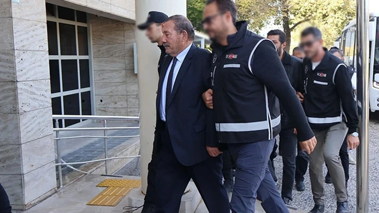 Milas Belediyesi Başkanı Ve Oğlu Dahil 18 Tutuklama