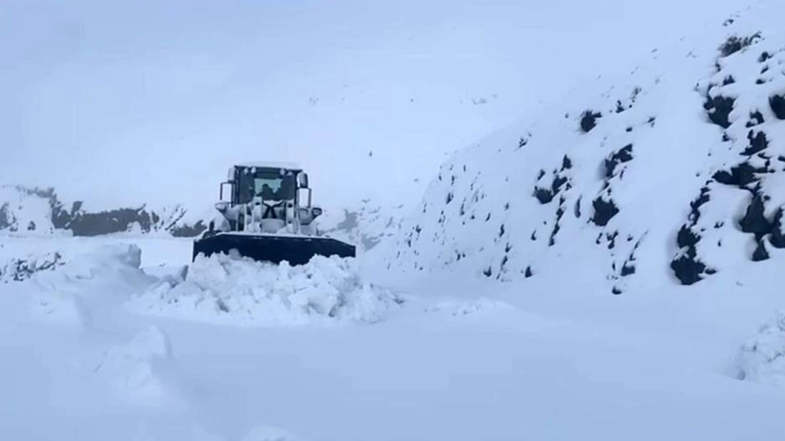 Şırnak'ta beyaz esaret: Kar yolları kapattı