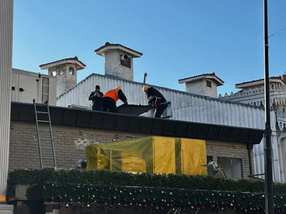Bebek Sahili'nde yıkım sürüyor. Pastanedeki kaçak eklenti yıkıldı