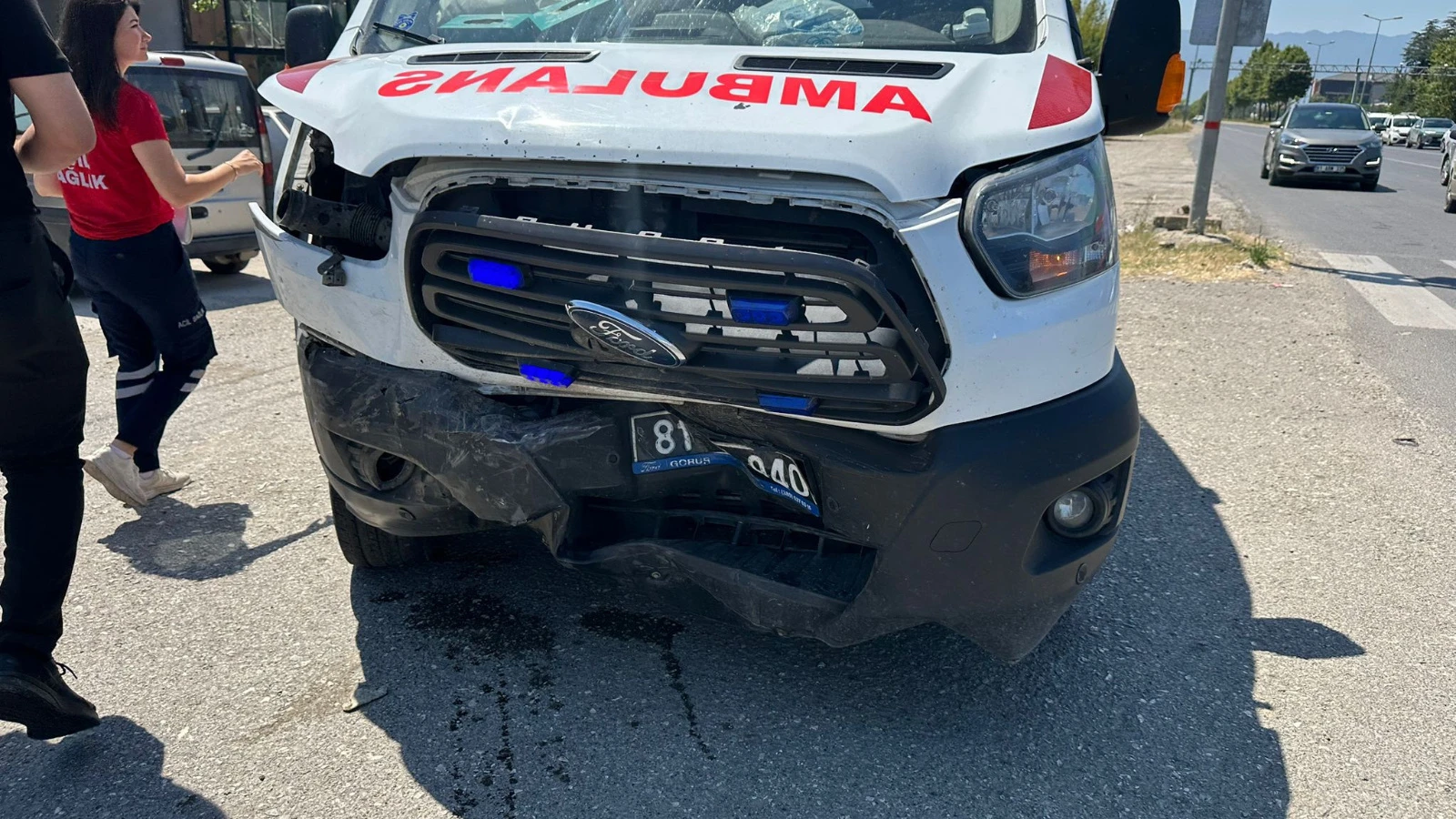 Düzce'de ambulans ile otomobilin çarpıştığı kazada 2 kişi yaralandı