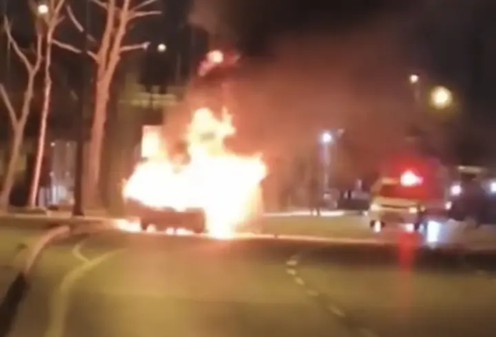 İstanbul - Kartal'da seyir halindeki otomobil alev alev yandı