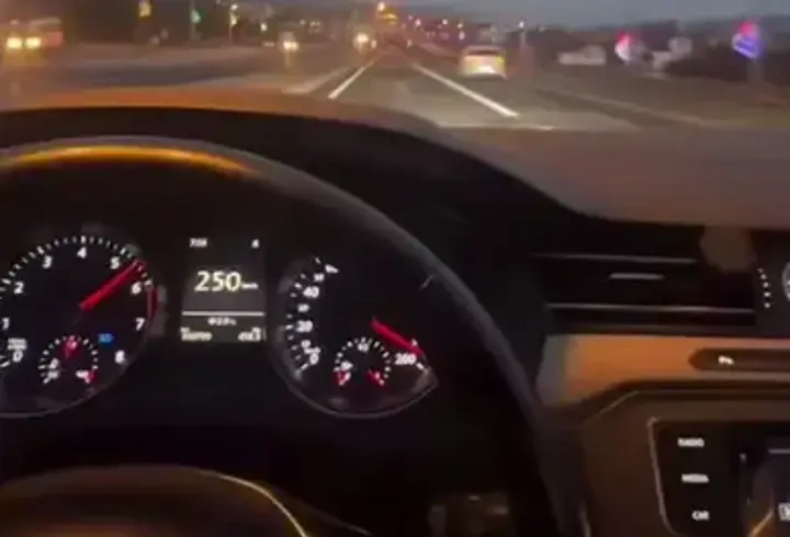 Otomobili ile hız yapan sürücü gözaltında