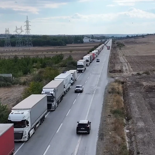Hamzabeyli Sınır Kapısı'nda 27 Kilometrelik Tır Kuyruğu Oluştu