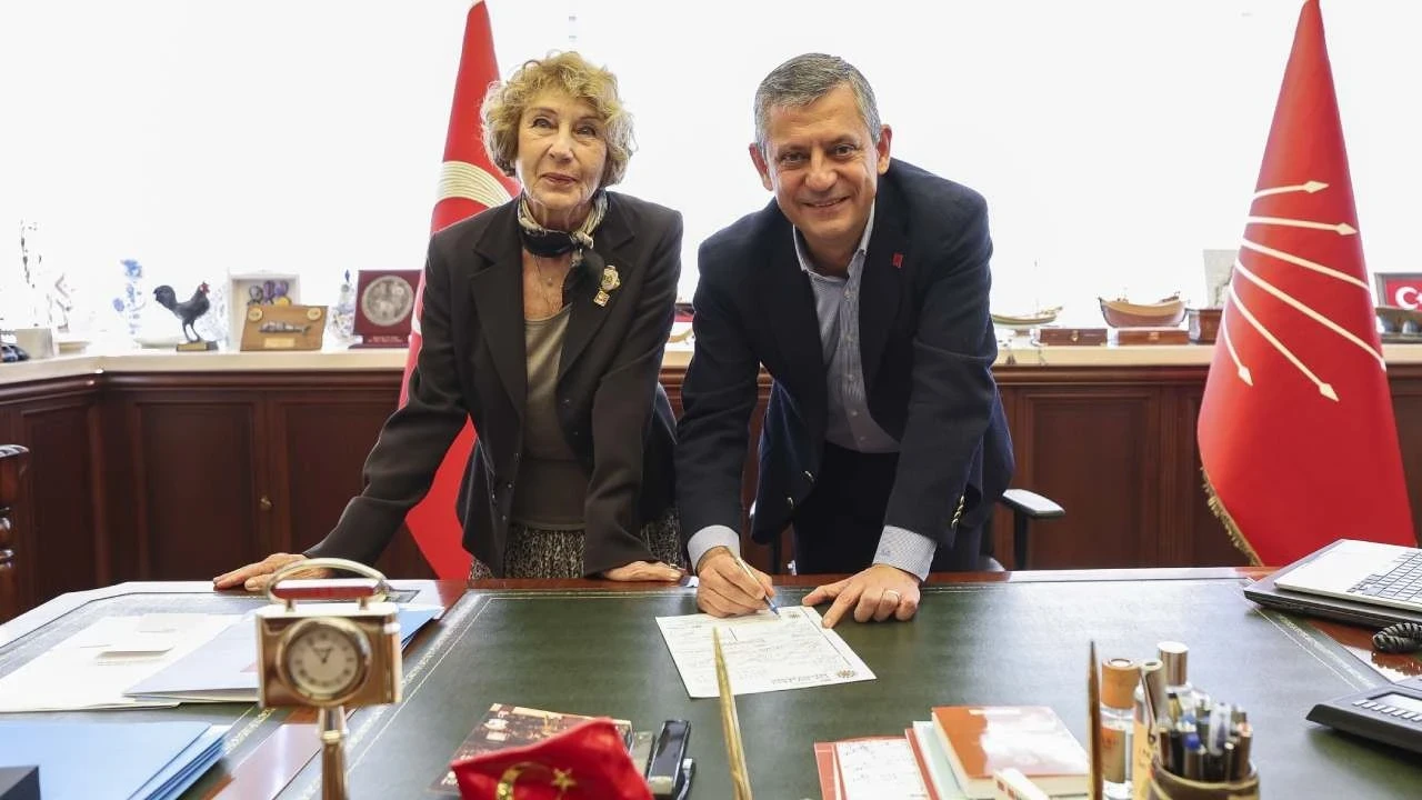 Yazar Ayşe Kulin, CHP'ye katıldı! Rozetini Özgür Özel taktı