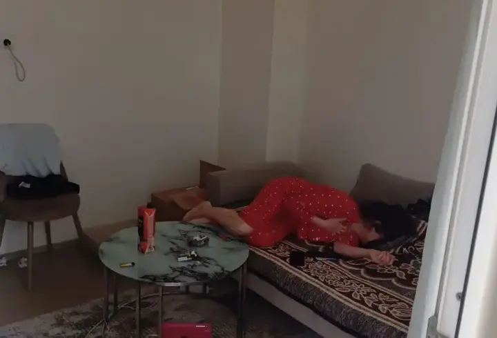 Birlikte yaşadığı kadını döven ve bıçaklayan şüpheli aranıyor