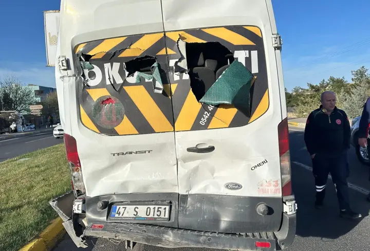 Mardin’de TIR’ın çarptığı minibüsteki 2 kişi yaralandı