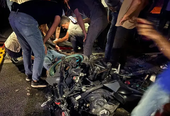 Motosiklet ile otomobil çarpıştı: 4 yaralı