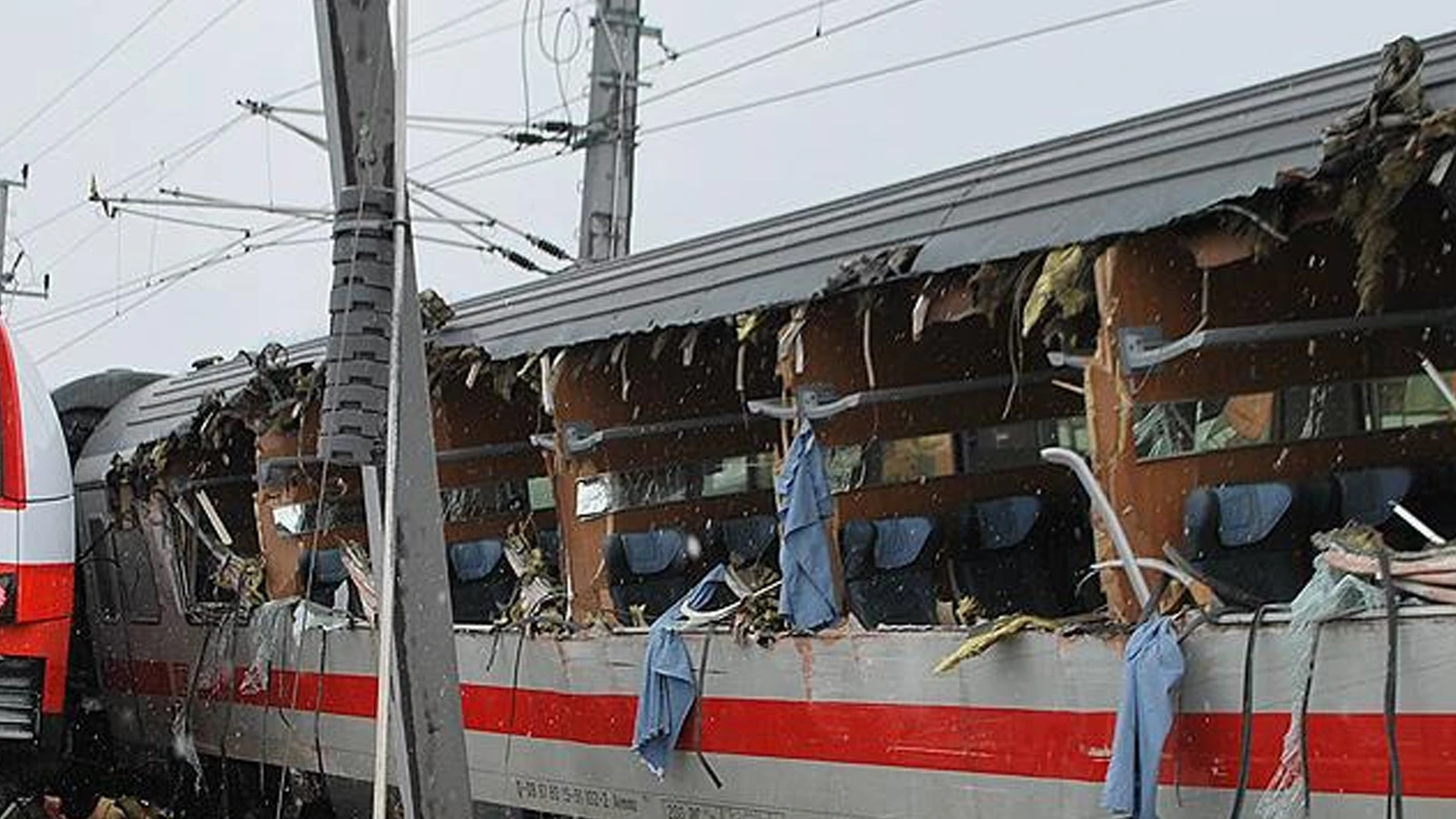 Çekya'da iki yolcu treni çarpıştı: 3'ü ağır 57 yaralı