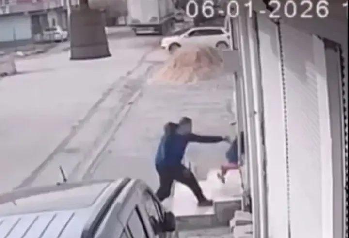 Sokakta kadın ve çocukları darbeden şüpheli gözaltına alındı