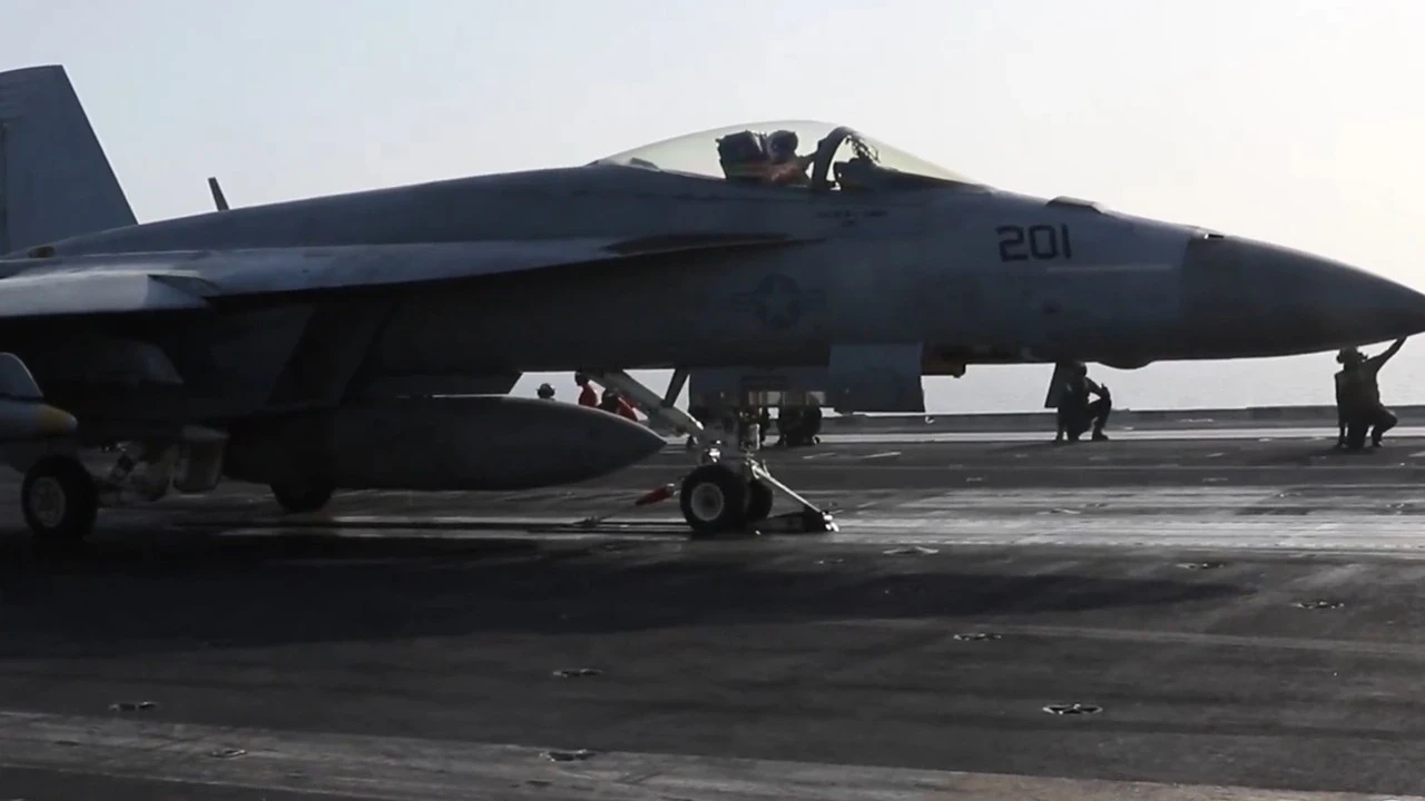İran, ABD'ye ait F-18 savaş uçağını vurduğunu iddia etti