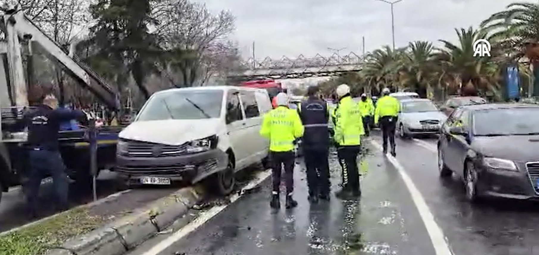 İstanbul'da 6 araç birbirine girdi! 3 kişi yaralandı