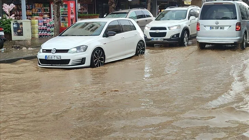 İzmir'in Ödemiş ilçesinde etkili olan sağanak hayatı olumsuz etkiledi