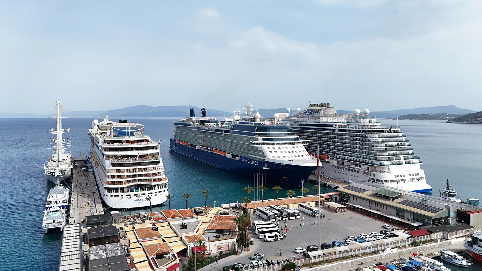 Kuşadası'na 4 kruvaziyerle 8 bin 680 turist geldi
