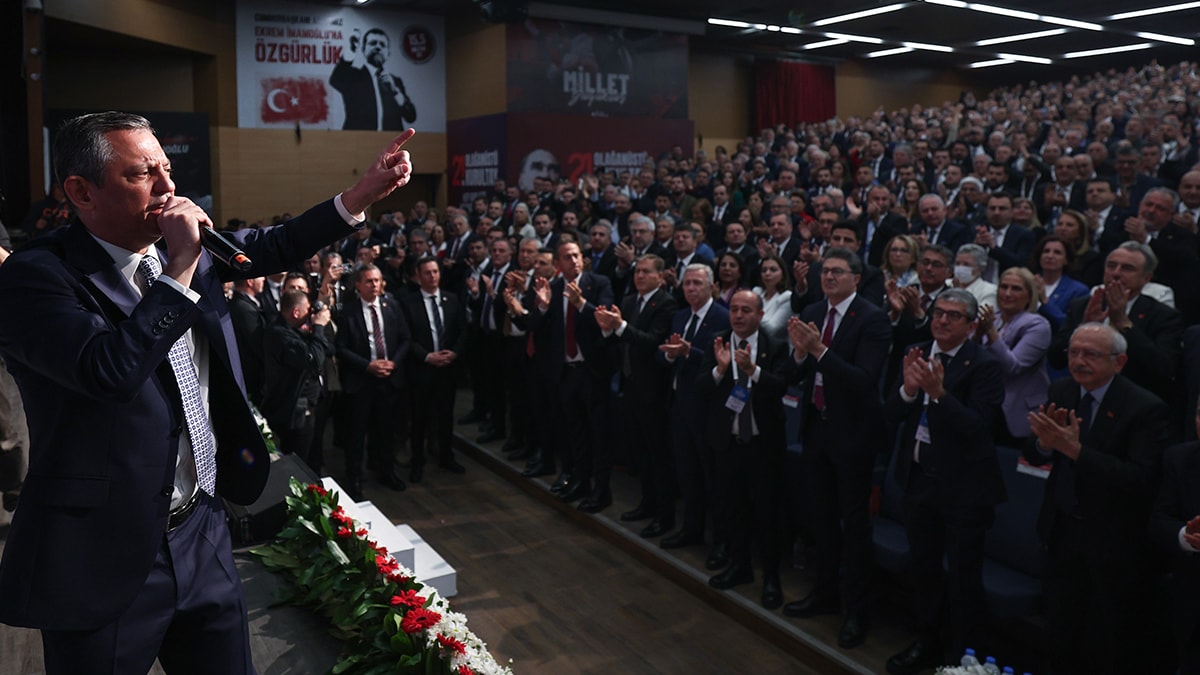 CHP, YSK'nın saat 15.30'daki kararına kilitlendi
