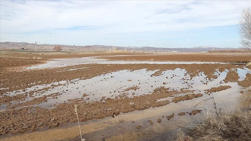 Sivas'ta yaklaşık 10 bin dönüm ekili tarım arazisi su altında kaldı