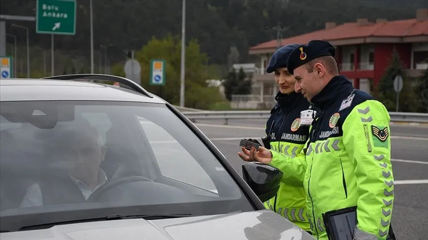 İki metropol arasında bulunan Düzce'de otoyol jandarması bayram mesaisinde