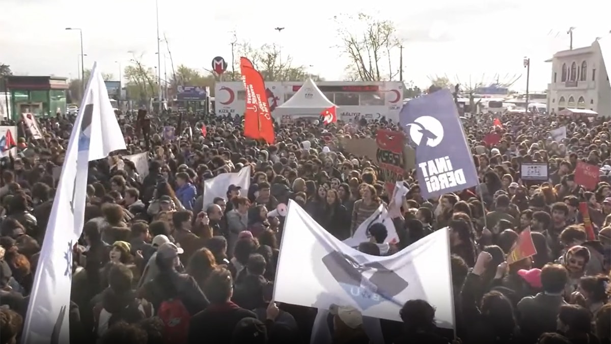 Üniversiteliler tutuklanan arkadaşları için bir araya geldi
