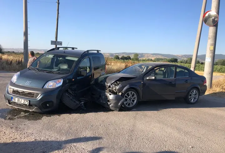 Otomobil ile hafif ticari araç çarpıştı: 1’i çocuk 2 yaralı