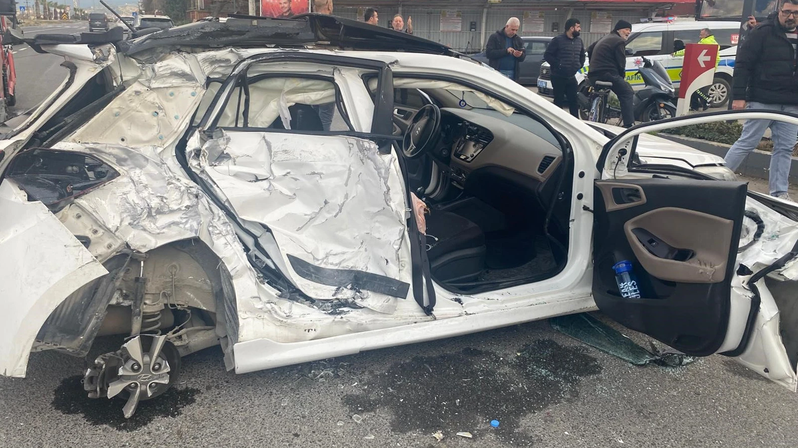 Manisa'da yolcu otobüsü ile otomobil çarpıştı: 3 yaralı