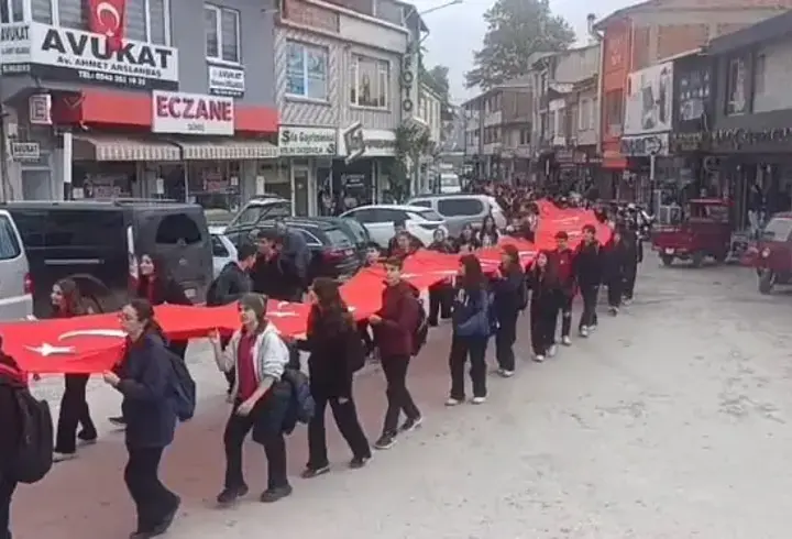 Çorumda 103 Metrelik Bayrakla Cumhuriyet Yürüyüşü Düzenlendi