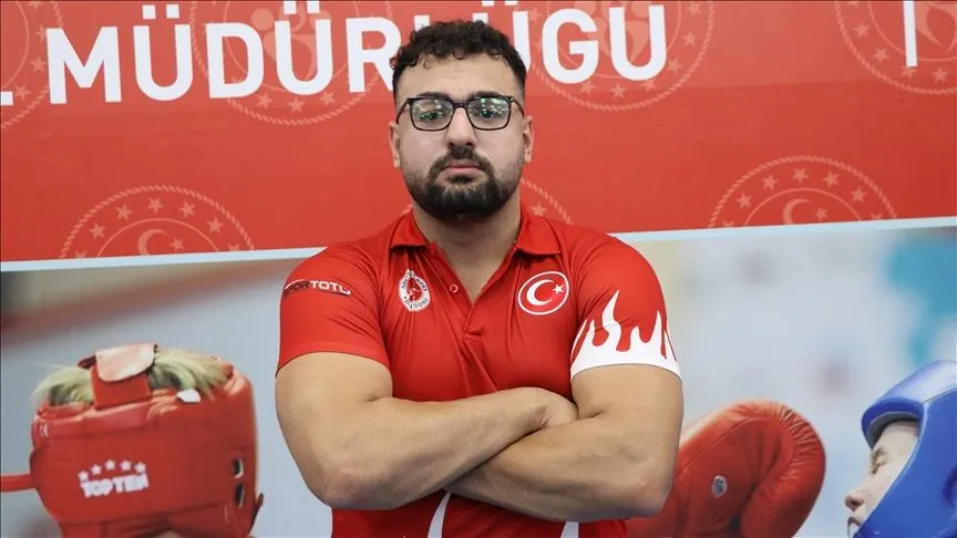 Stajyer avukat milli kick boksçu Yakar'ın "çifte" hedefi