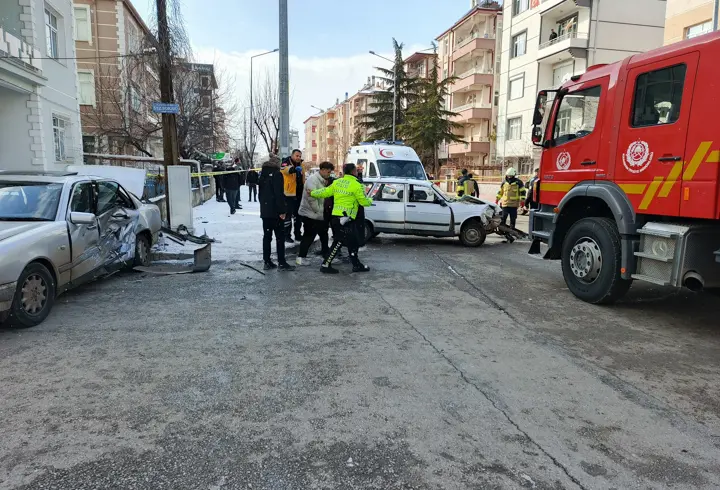 2 otomobil çarpıştı, sürücü ve eşi yaralandı 