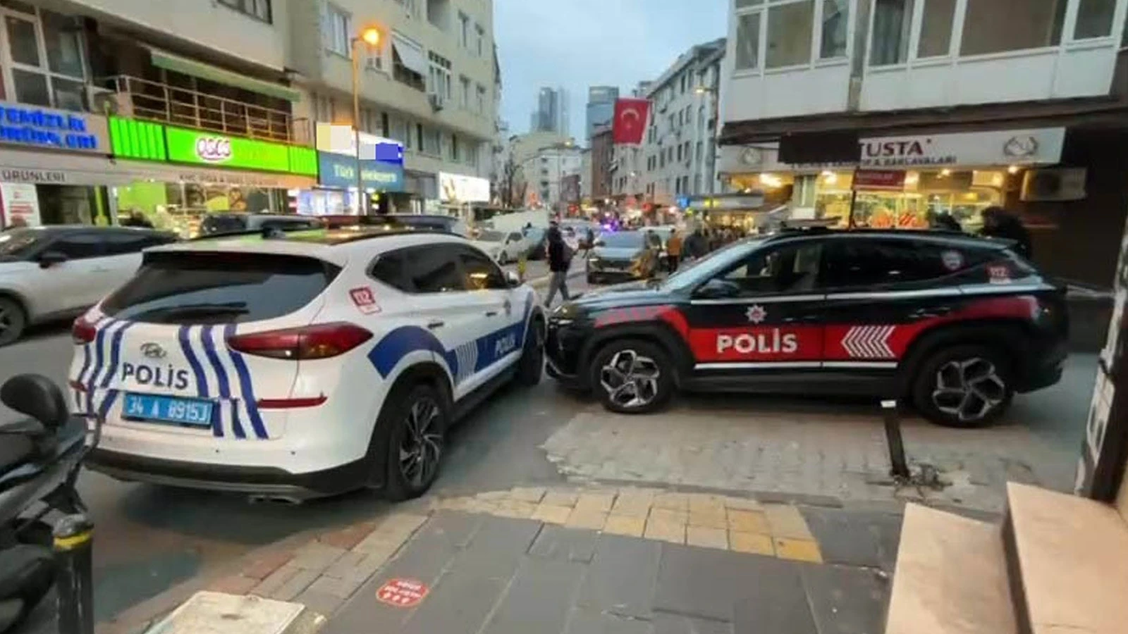 Şişli'de yolda yürüyen kadın silahlı kavgada kurşunların hedefi oldu