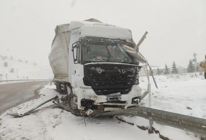 Karda kayan TIR şantiye ofisine çarptı; 1 yaralı