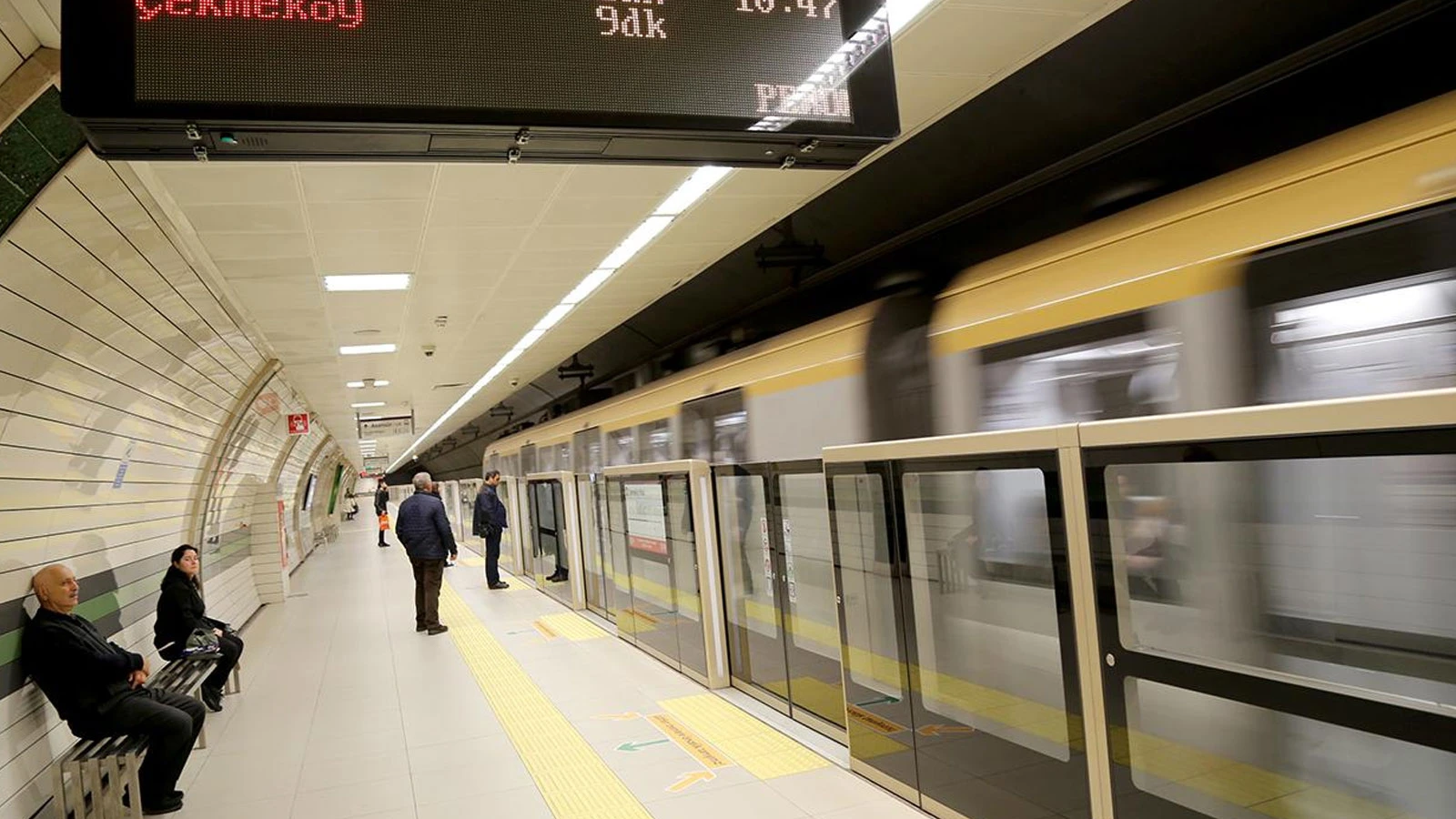 Yolcular panik yaşadı! Metro asansöründe mahsur kaldılar