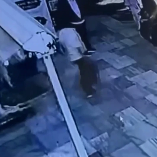 Fatih'te Camide Abdest Alan Kişinin İçerisinde 15 Bin Euro Ve 94 Bin 640 Lira Bulunan Çantası Böyle Çalındı