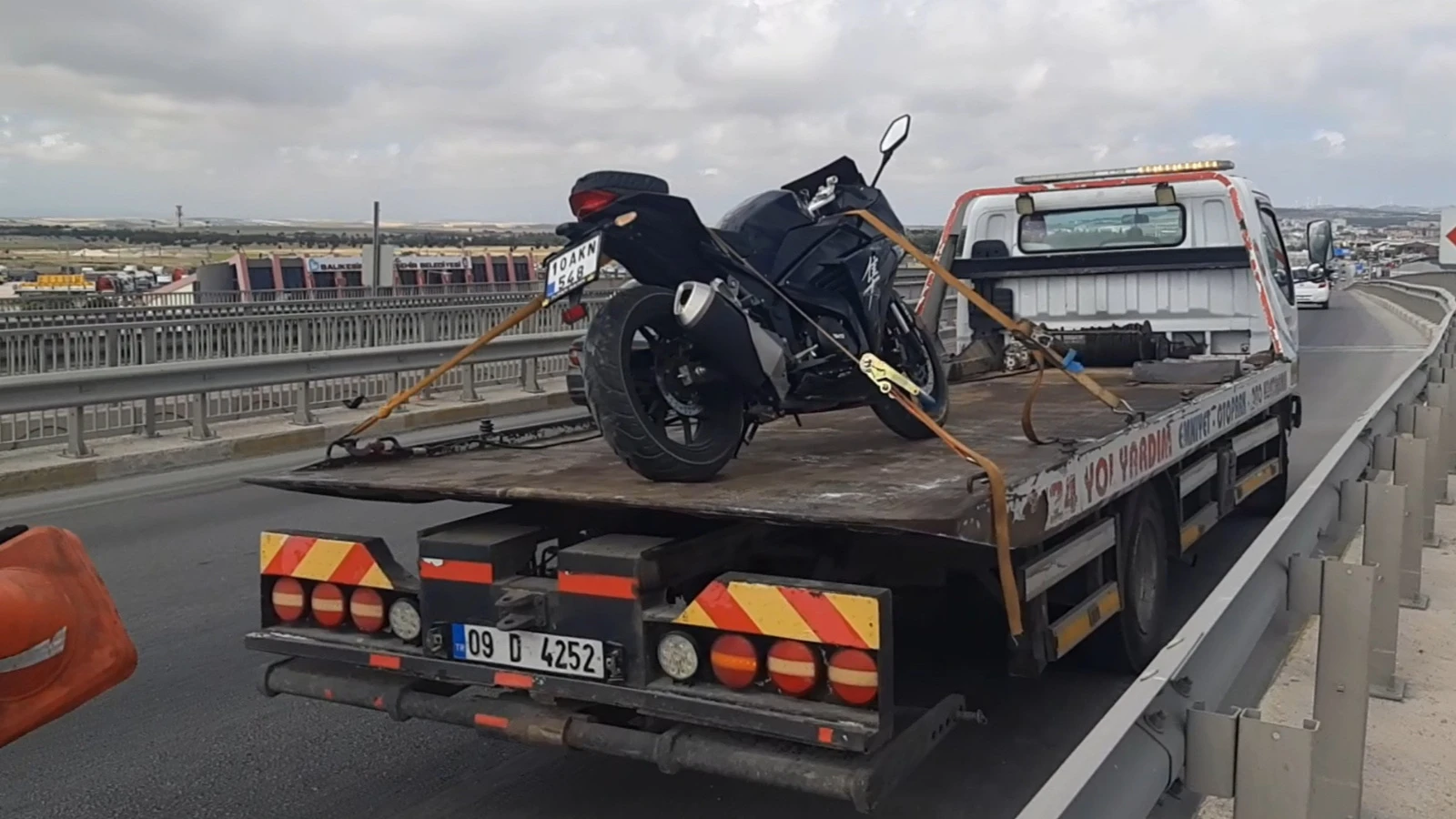 Bariyerlere çarpan motosikletin sürücüsü öldü