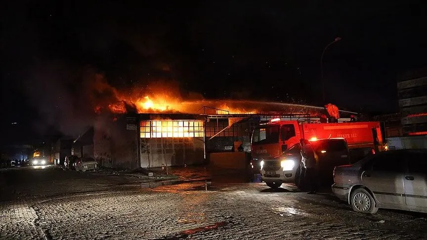 Hatay'da sanayi sitesinde çıkan yangın kontrol altına alındı