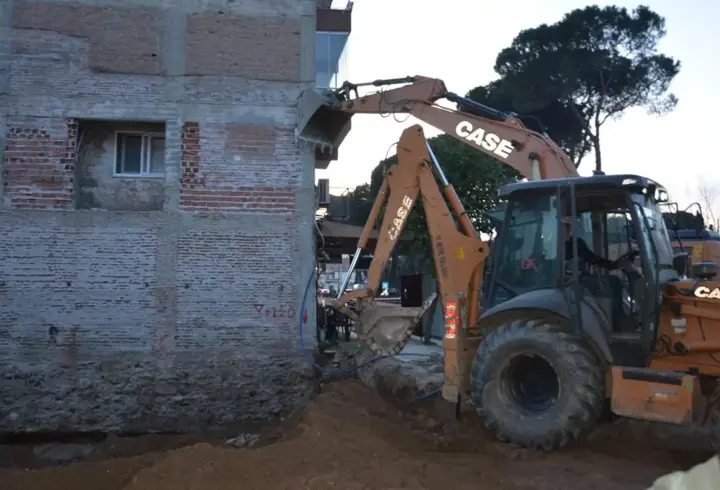 Temel kazısı sırasında bitişikteki 4 katlı binada çökme meydana geldi