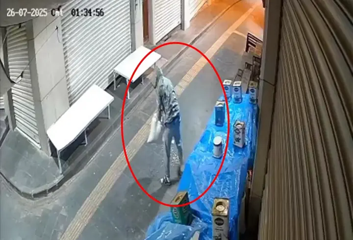 Siirt’te dükkan önünden fıstık hırsızlığı kamerada 