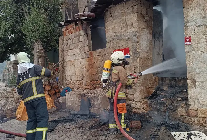 Hatay’da metruk binada yangın