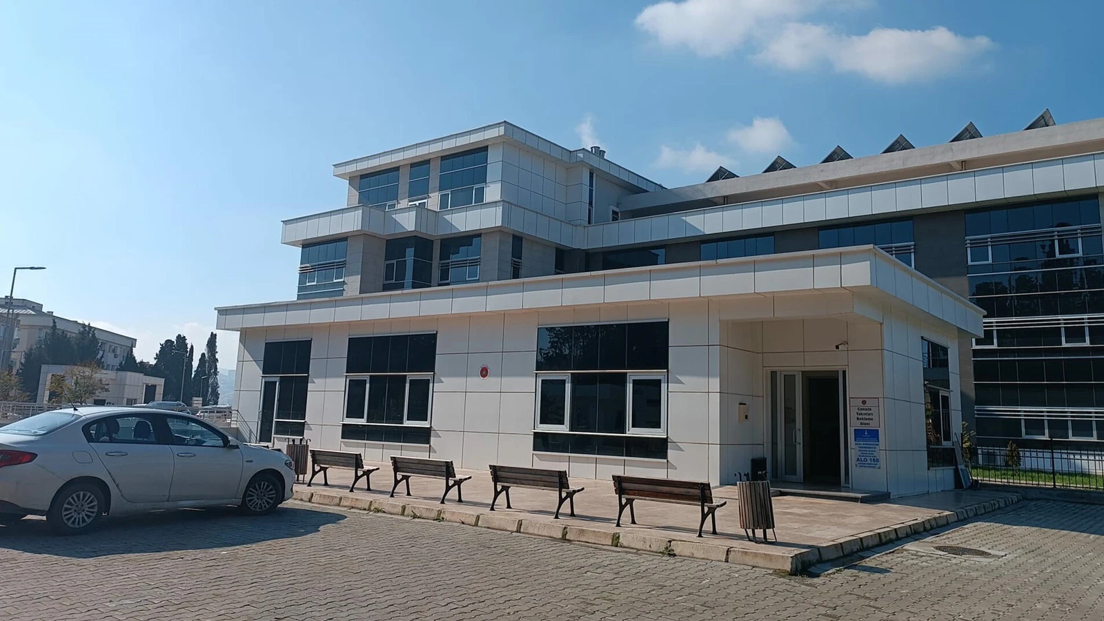 İzmir'de genç adam, evinin önünde uğradığı silahlı saldırıda hayatını kaybetti