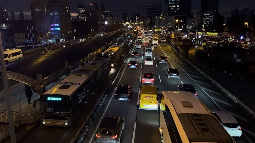 İstanbul'da haftanın ilk iş gününde trafik yoğunluğu yaşanıyor
