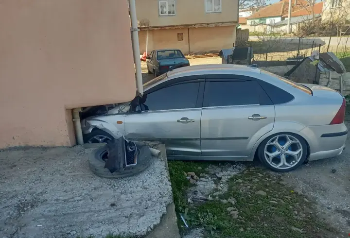 Afyonkarahisar'da iki otomobilin çarpıştığı kazada 4 kişi yaralandı