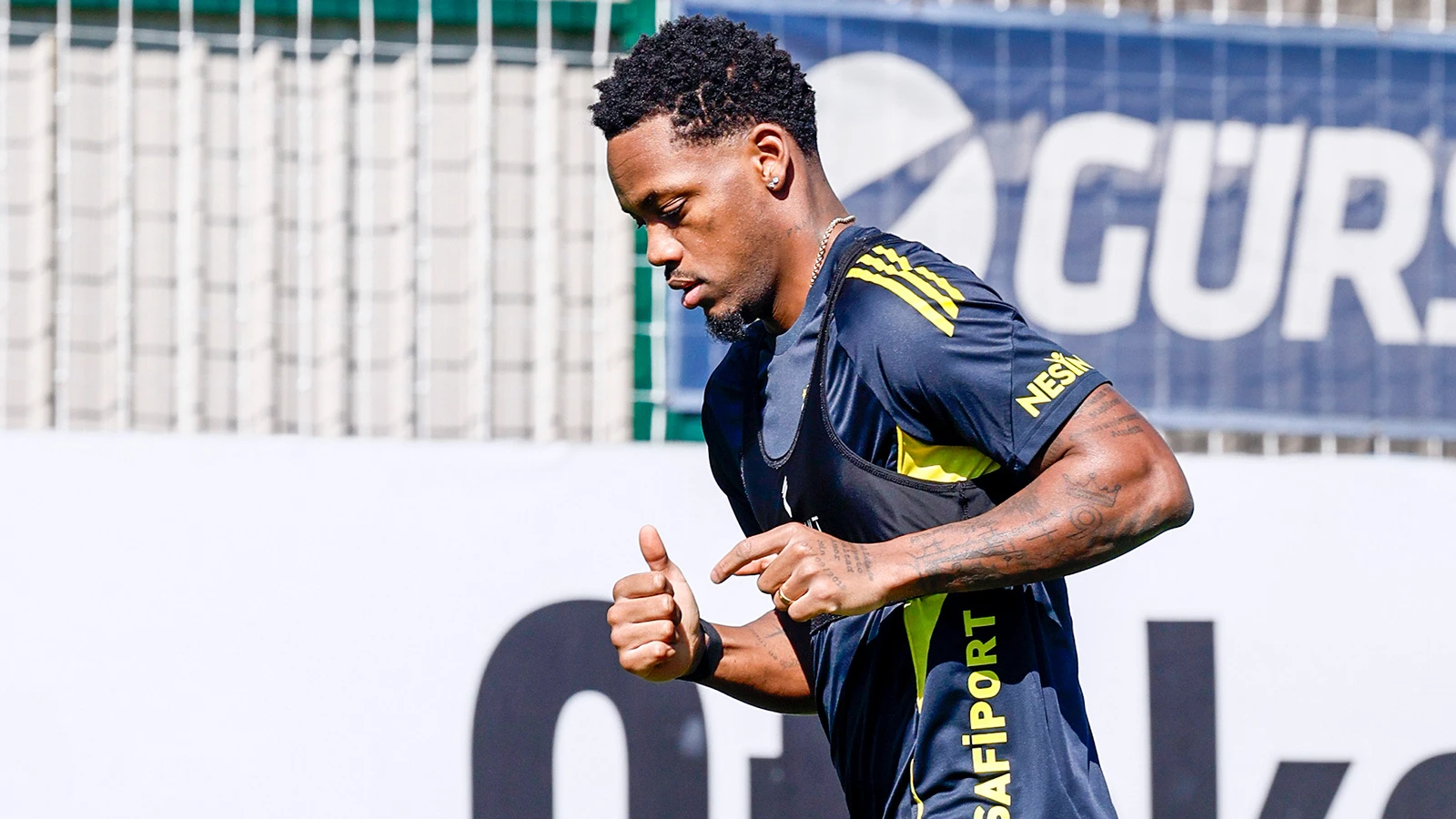 Fenerbahçe'de sakatlığını atlatan Jhon Duran topla çalışmalara başladı
