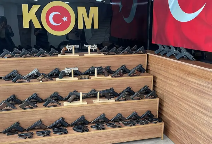 Durdurulan otomobilde ruhsatsız 65 tabanca ele geçirildi; 2 tutuklama
