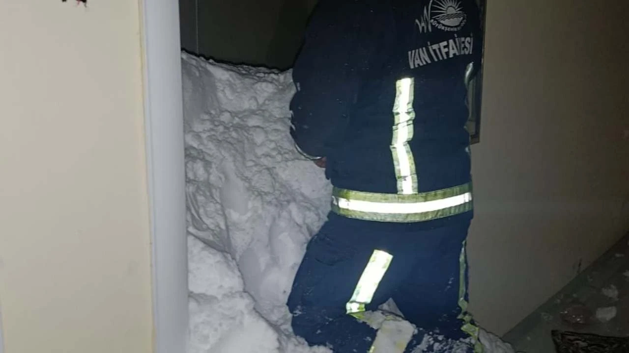Mahalleye çığ düştü: 1 kişi kayıp, 22 ev boşaltıldı