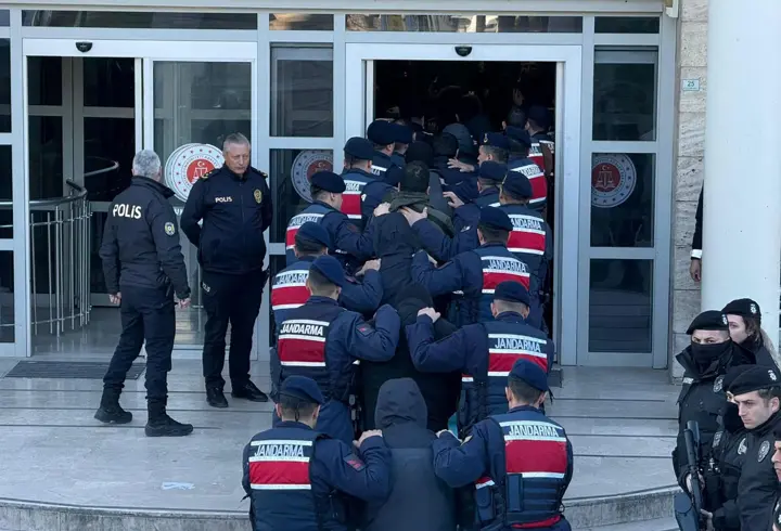 Muğla merkezli DEAŞ operasyonunda gözaltına alınan 18 şüpheli adliyede